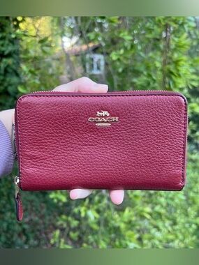 COACH Red/Burgundy Pebbled Leather Medium Id Zip-Around Wallet Gold Hardware